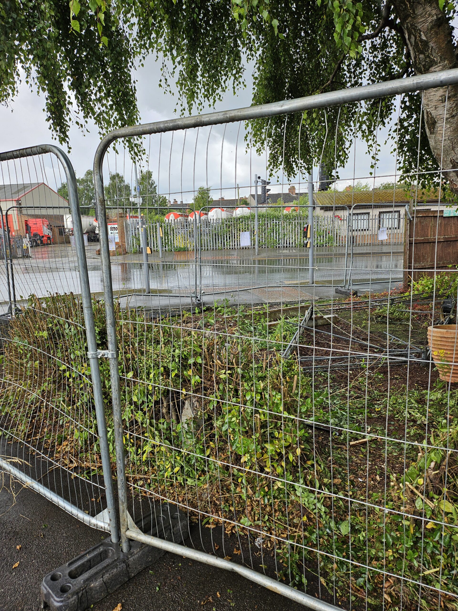 Removal of unsightly fence at Hartley Goole